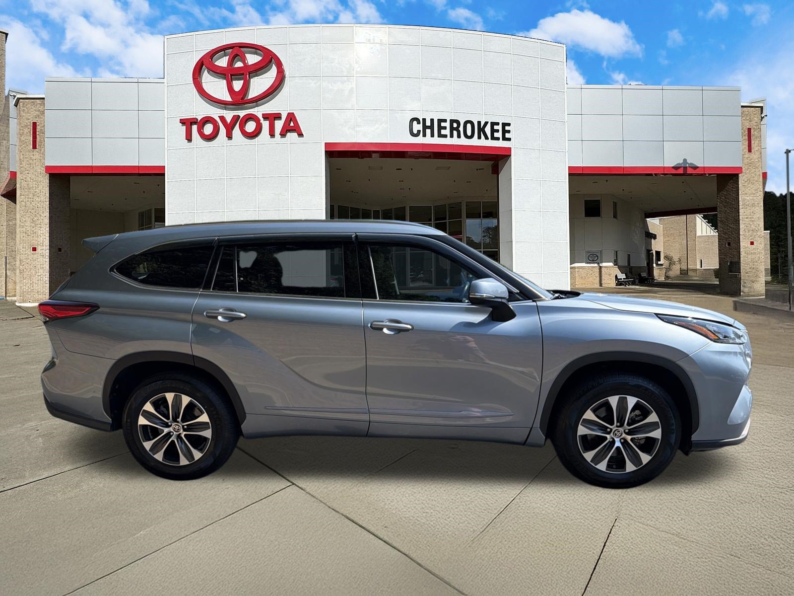 Used 2020 Toyota Highlander XLE FWD image 4