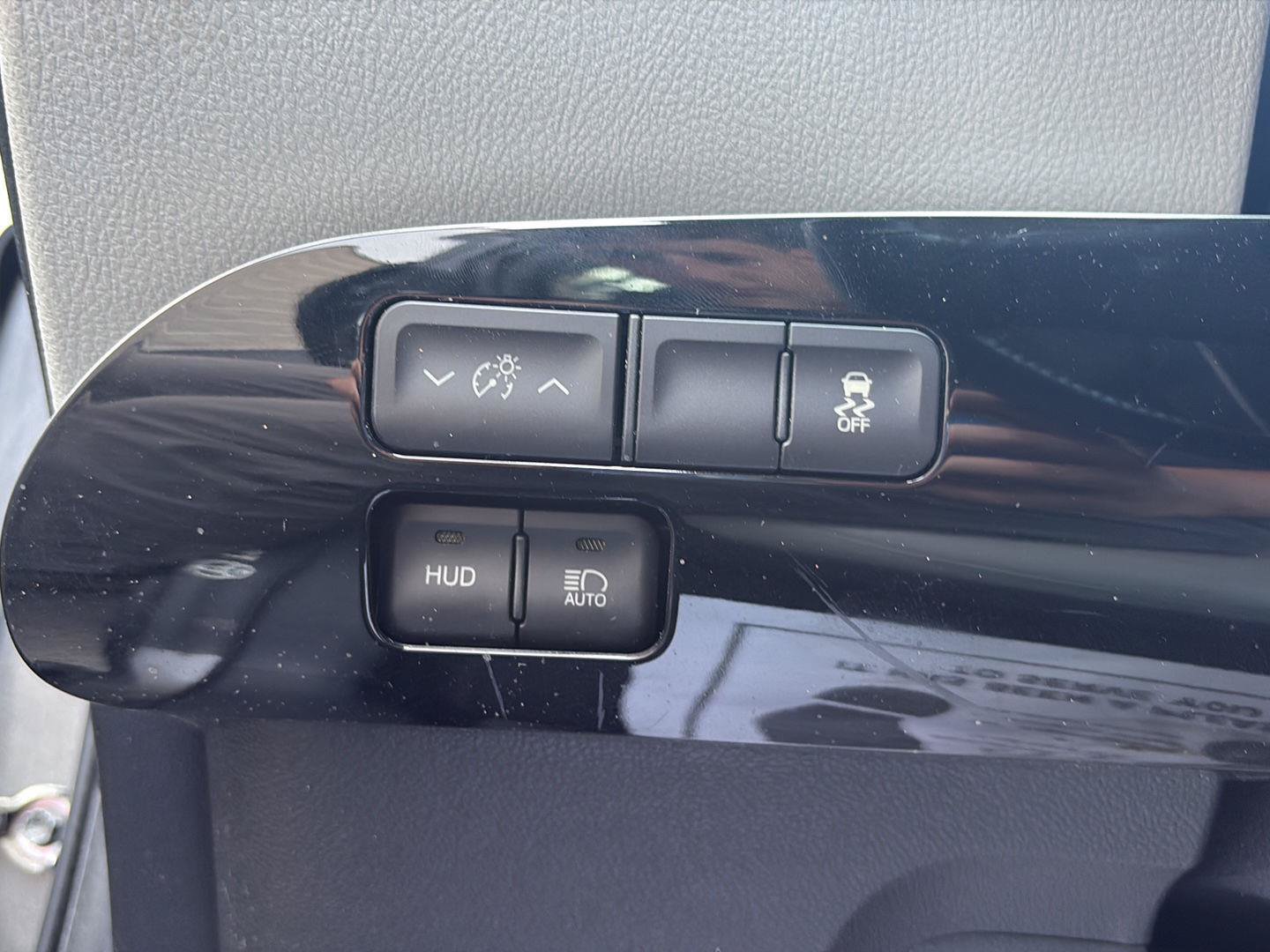 Used 2017 Toyota Prius Four w/ Advanced Technology Package FWD image 7