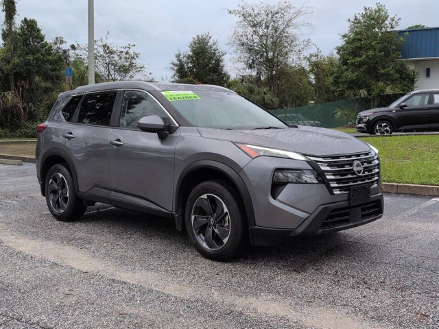 Used 2025 Nissan Rogue SV w/ SV Premium Package FWD image 2