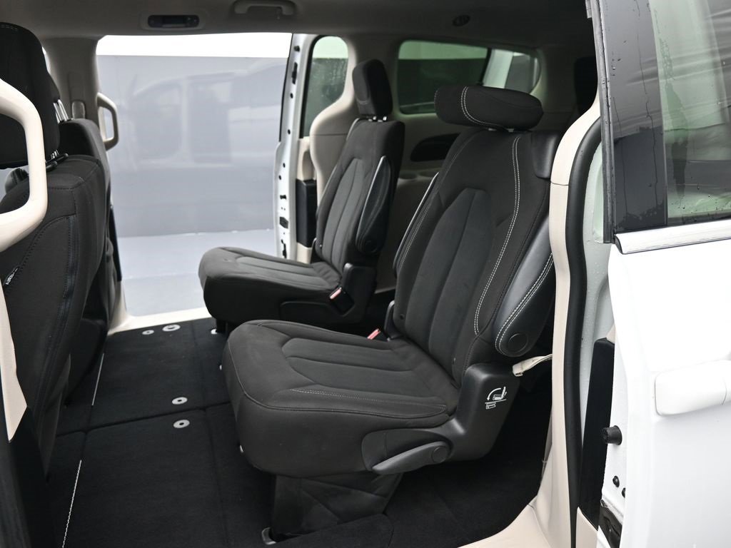 Used 2022 Chrysler Voyager LX image 17