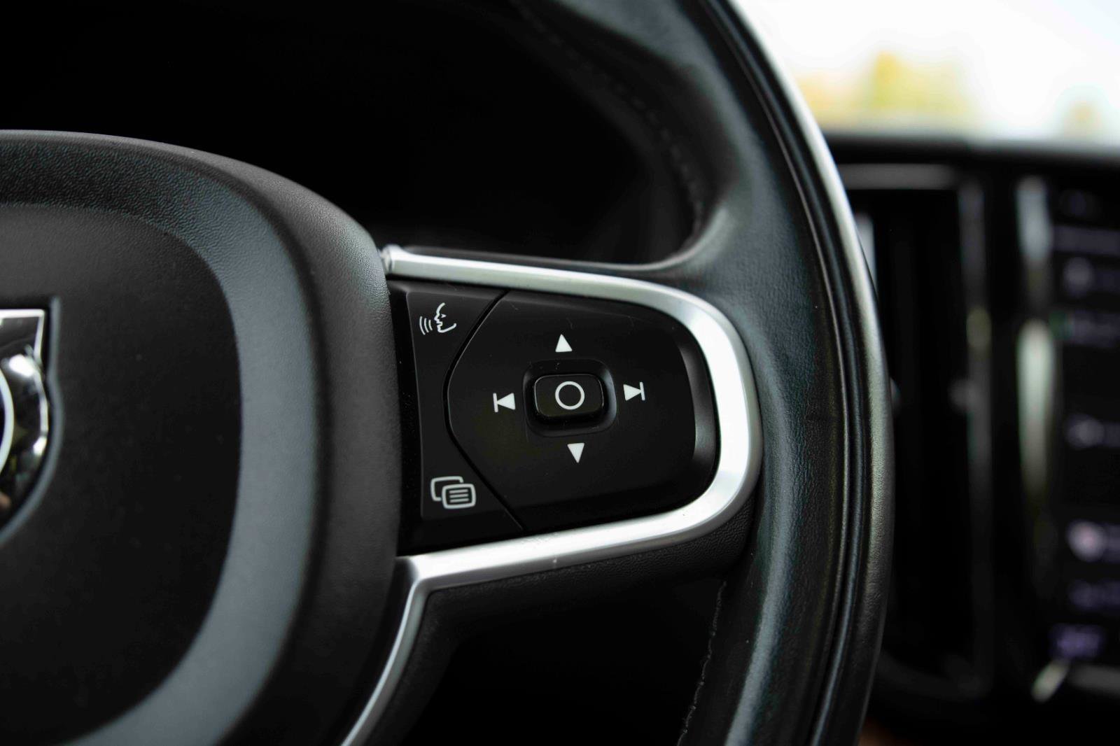Used 2021 Volvo XC60 T5 Momentum w/ Protection Package Premier image 7