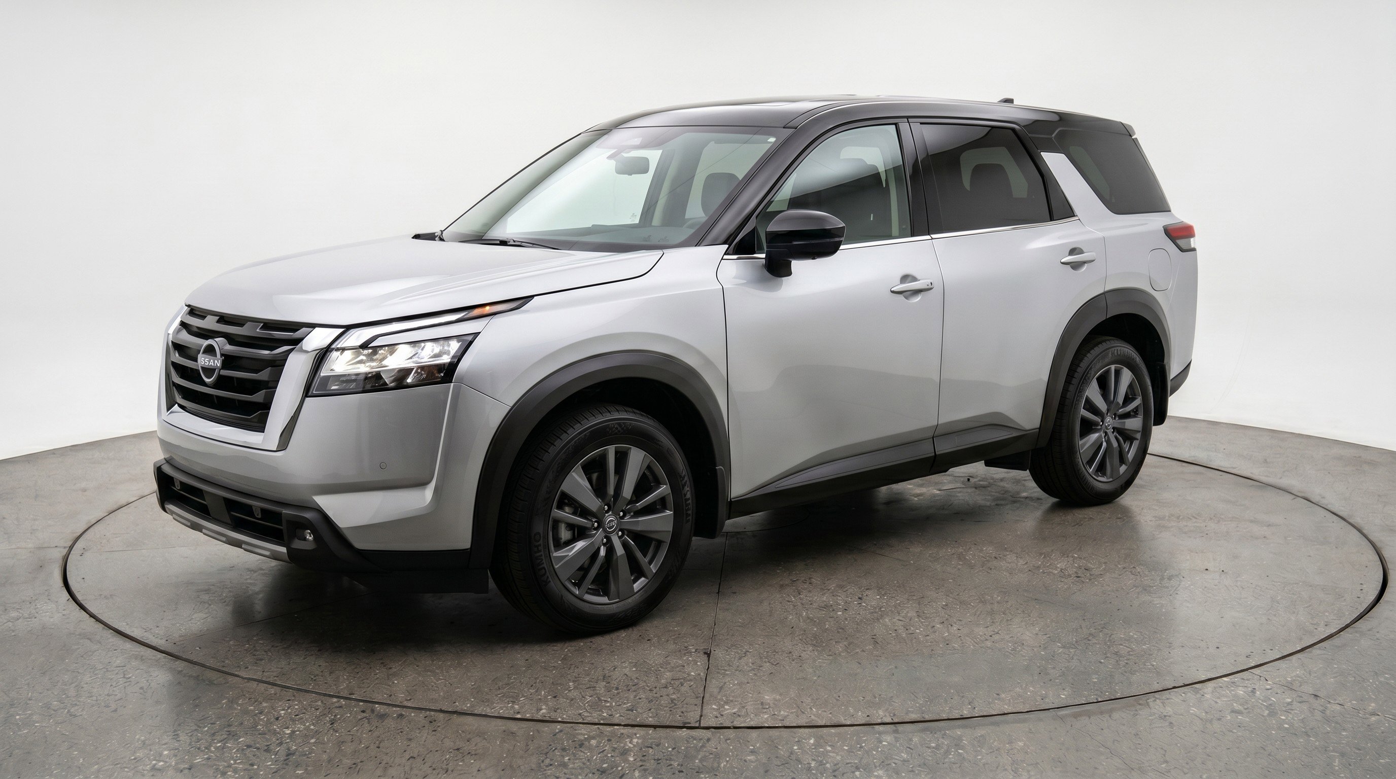 Used 2025 Nissan Pathfinder SV FWD image 3