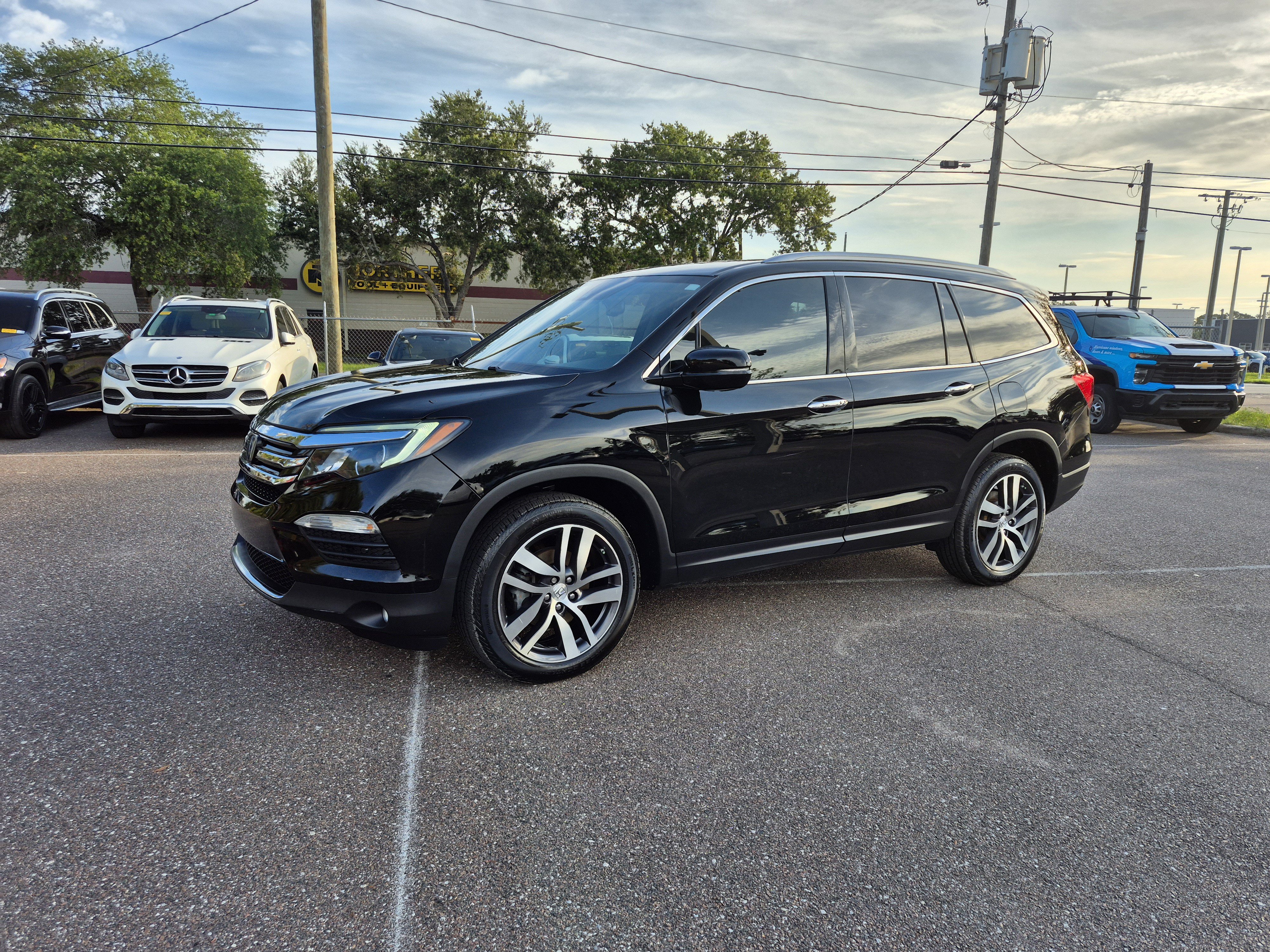 Used 2017 Honda Pilot Touring image 1
