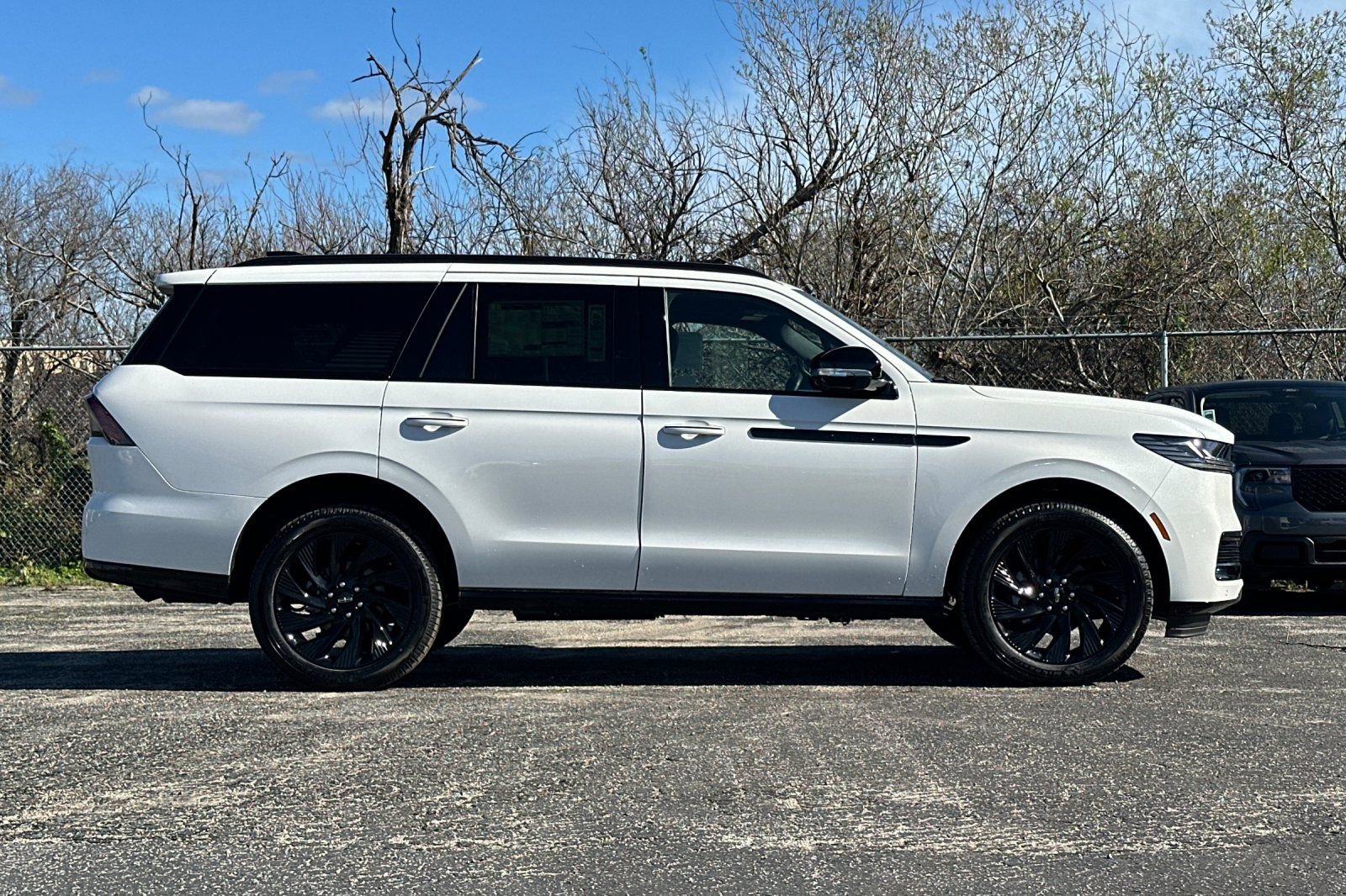 New 2026 Lincoln Navigator Reserve w/ Jet Appearance Package image 2