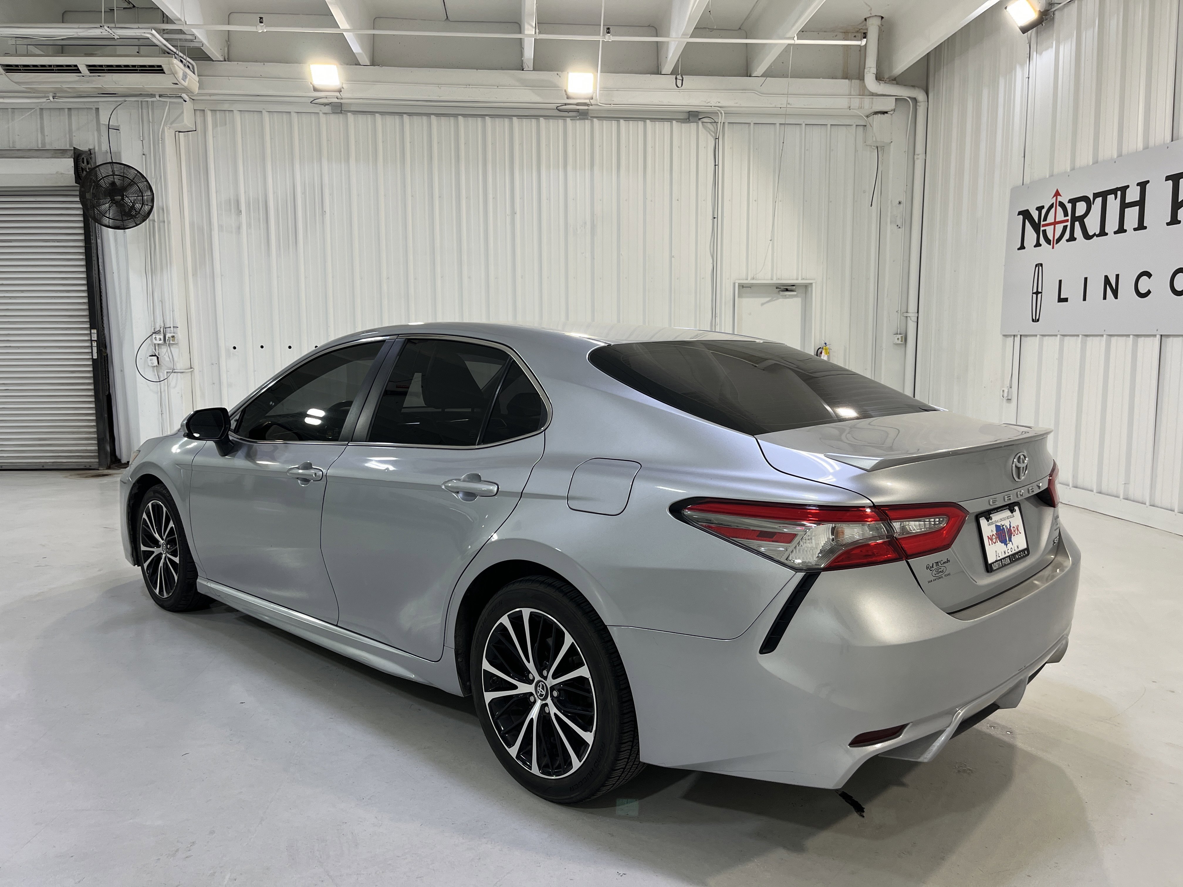Used 2018 Toyota Camry SE image 3