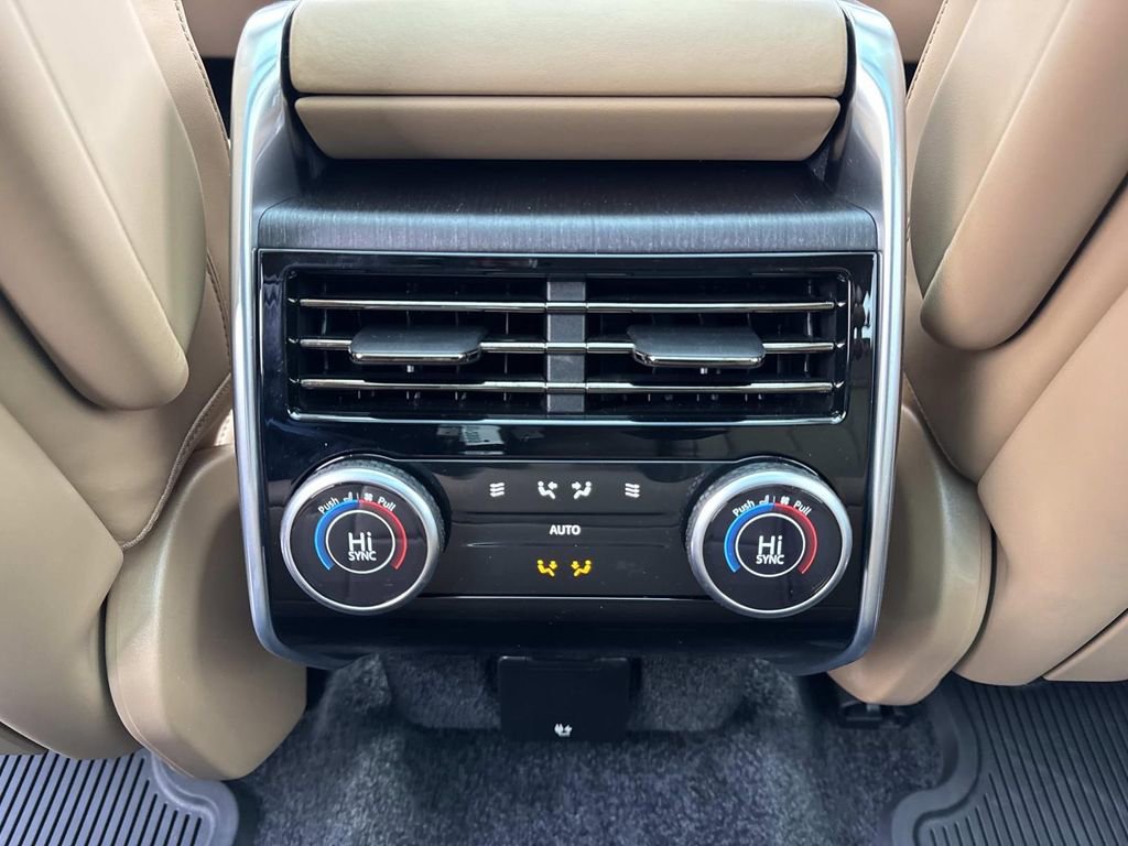 Certified 2025 Land Rover Range Rover SE image 16