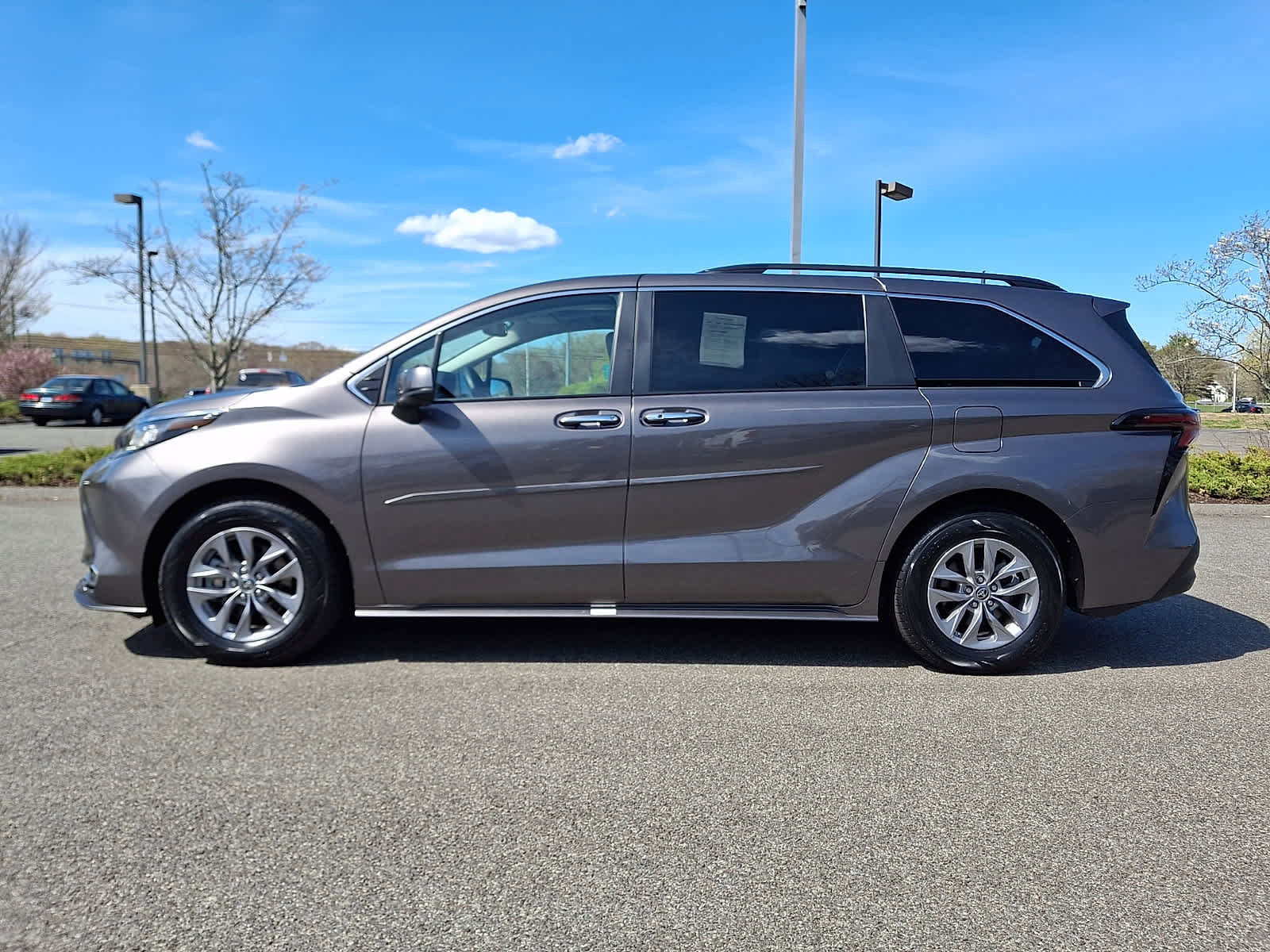 Used 2023 Toyota Sienna XLE AWD/4WD image 8