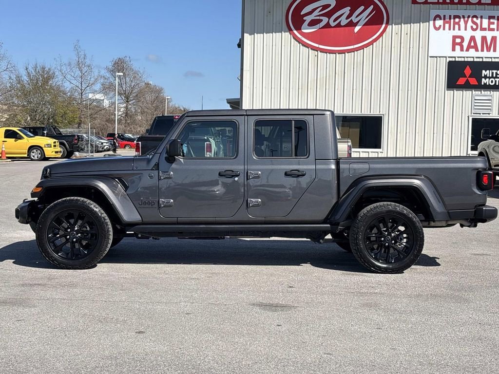 Used 2024 Jeep Gladiator Sport image 2