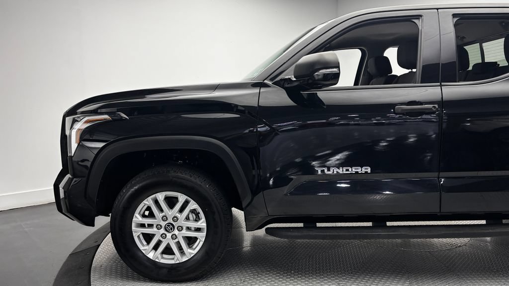Used 2022 Toyota Tundra SR5 w/ SR5 Convenience Package AWD/4WD image 5