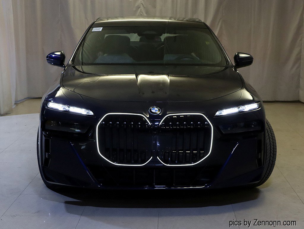 Used 2026 BMW 750e xDrive image 5