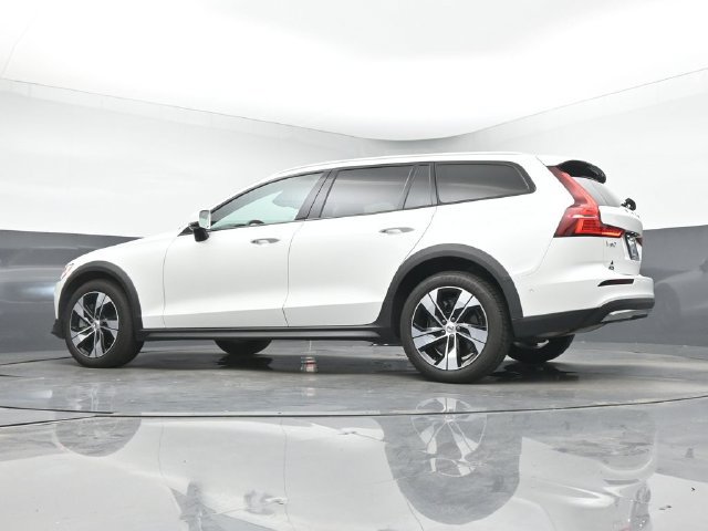 Used 2025 Volvo V60 B5 Cross Country Plus AWD/4WD image 38