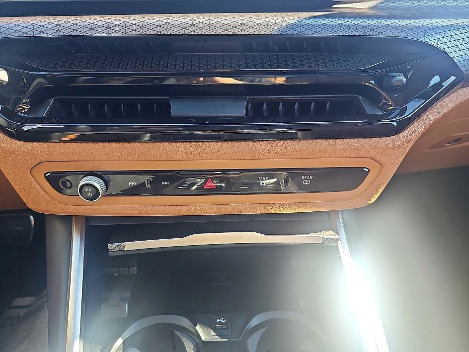 Used 2025 BMW 330i Sedan w/ M Sport Package image 28