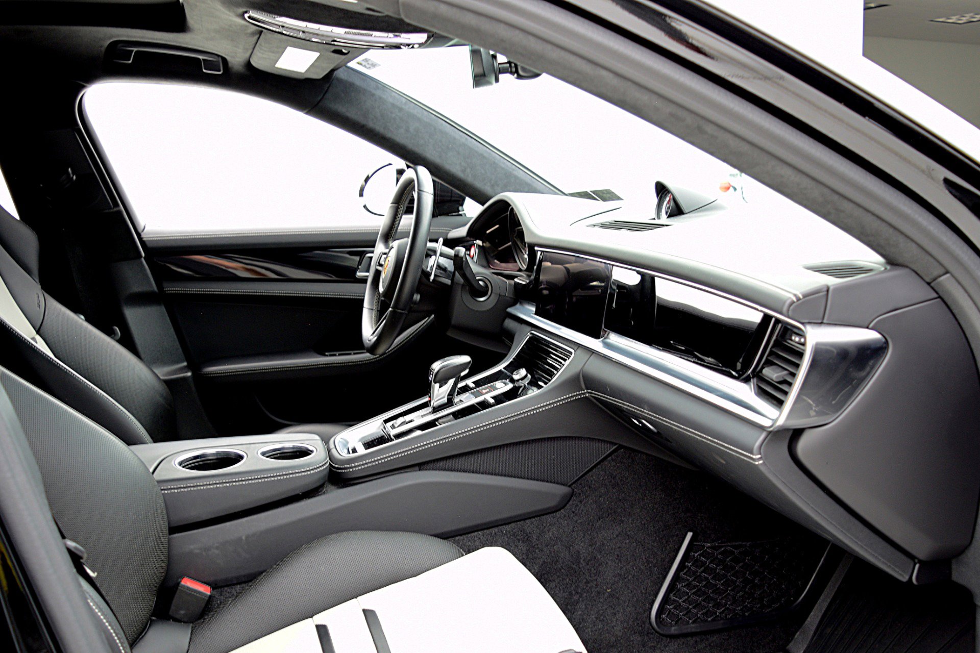 Used 2023 Porsche Panamera GTS image 28