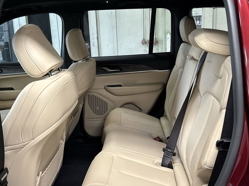 Used 2025 Jeep Grand Cherokee Limited image 25