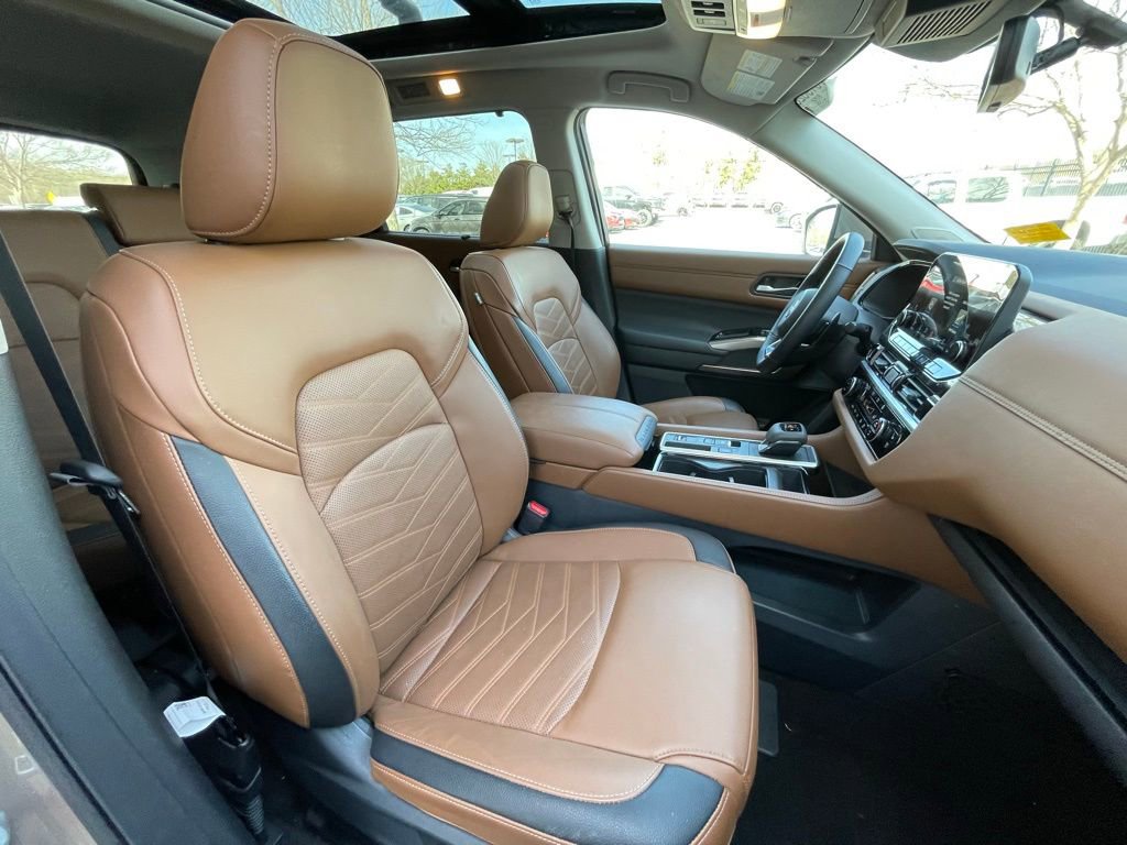 Used 2024 Nissan Pathfinder Platinum w/ Cargo Package image 32
