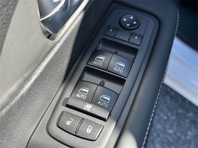 New 2025 Chrysler Pacifica Select image 7