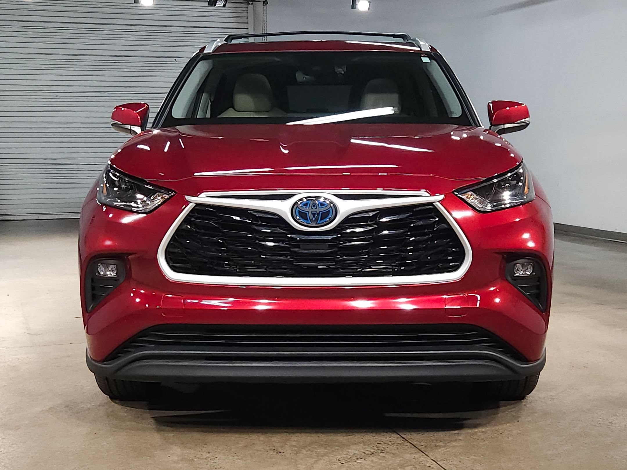 Certified 2024 Toyota Highlander XLE FWD image 2