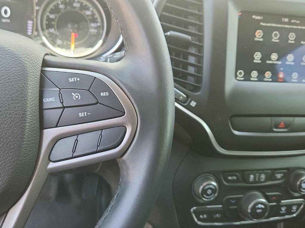 Used 2019 Jeep Cherokee Latitude Plus AWD/4WD image 24