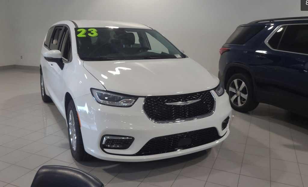 Used 2023 Chrysler Pacifica Touring-L AWD/4WD image 7