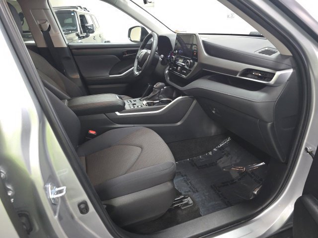 Used 2024 Toyota Highlander LE AWD/4WD image 10