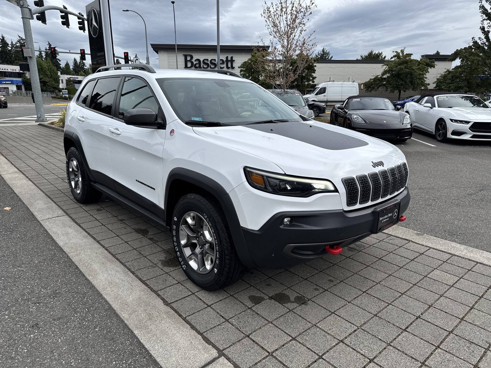 Used 2019 Jeep Cherokee Trailhawk AWD/4WD image 3