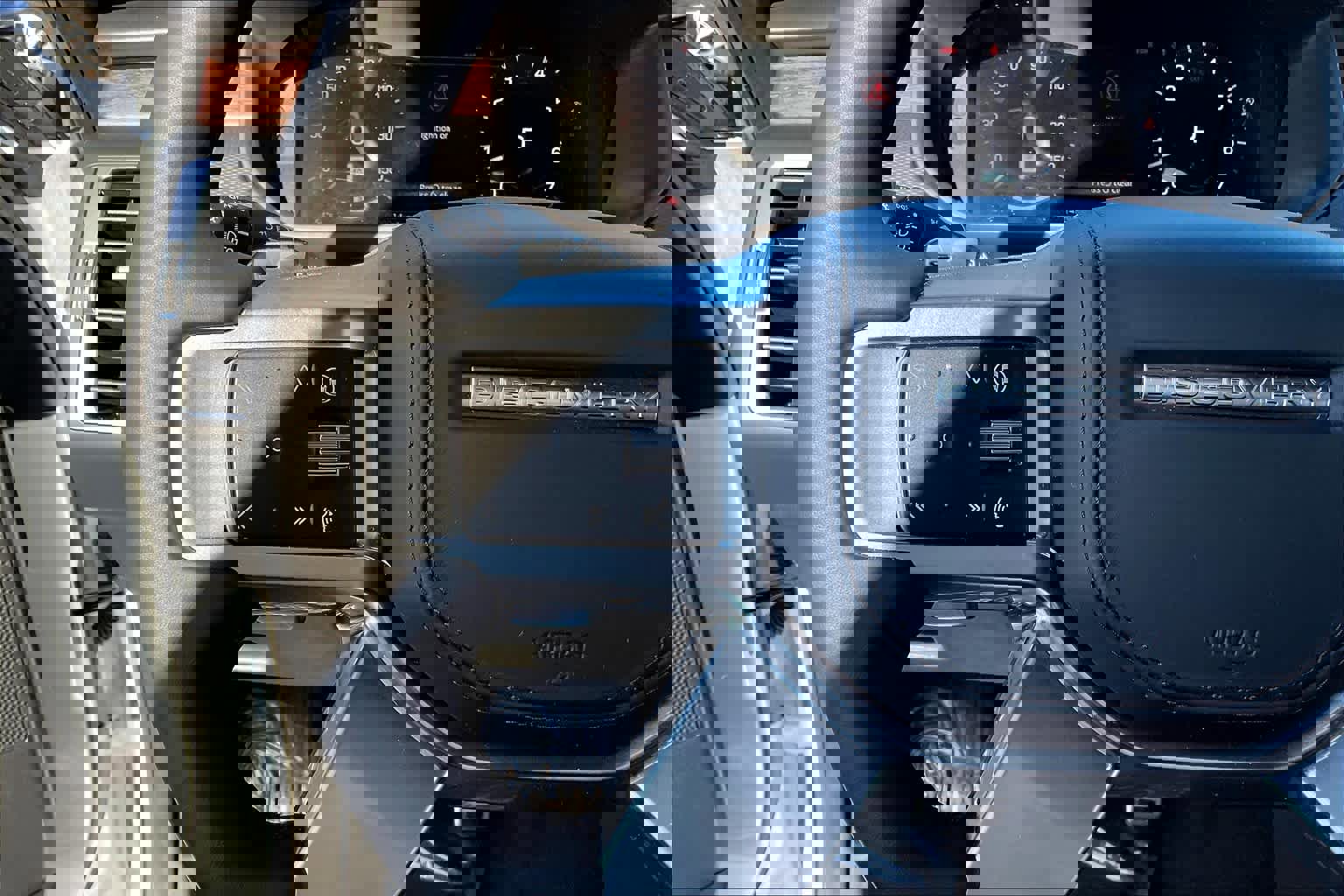 New 2025 Land Rover Discovery Dynamic SE image 17