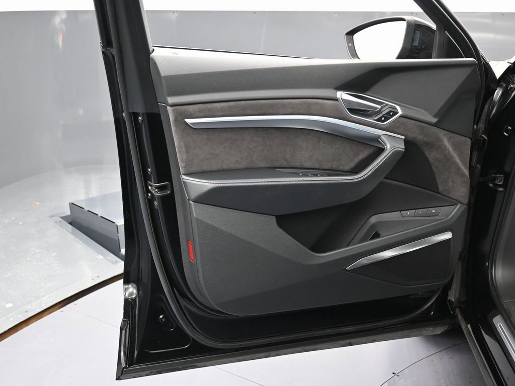 Used 2019 Audi e-tron Prestige w/ Prestige Package image 39