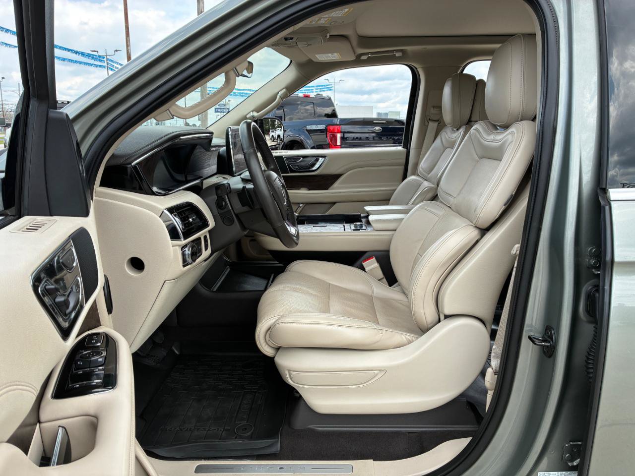 Used 2019 Lincoln Navigator Reserve w/ Cargo Package AWD/4WD image 15