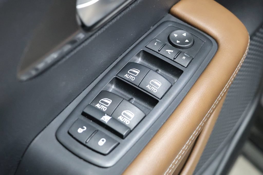 Used 2017 Chrysler Pacifica Limited w/ UConnect Theater Package FWD image 19