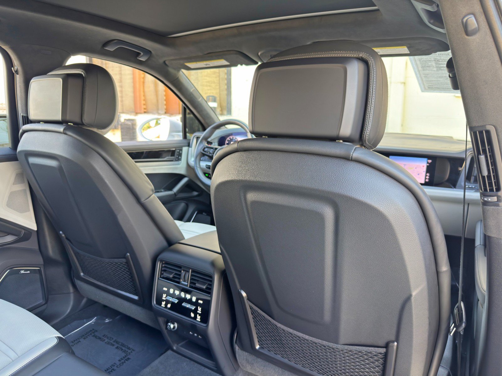 Used 2024 Porsche Cayenne Turbo AWD/4WD image 45