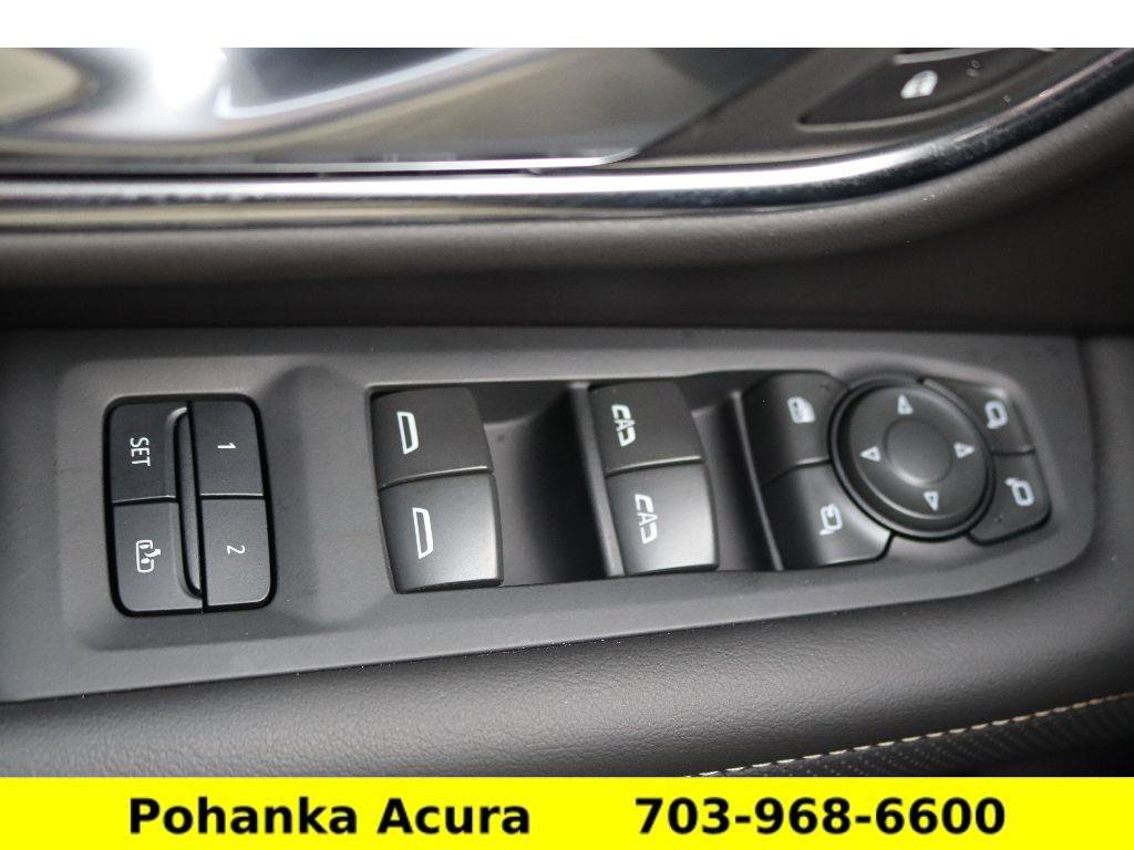 Used 2024 GMC Yukon SLT w/ SLT Premium Package image 18