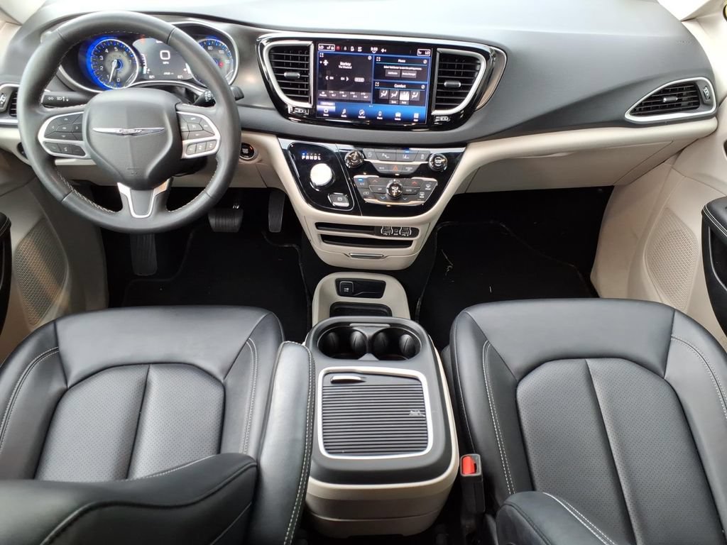 Used 2024 Chrysler Pacifica Touring-L FWD image 12