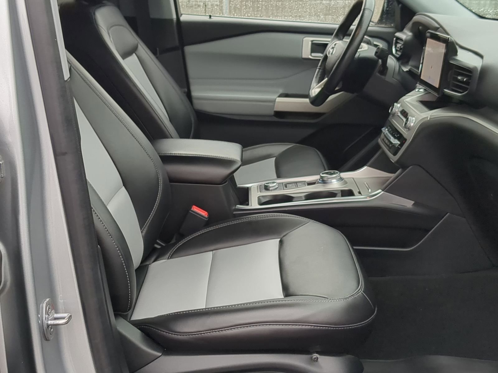 Used 2022 Ford Explorer XLT w/ Equipment Group 202A image 28