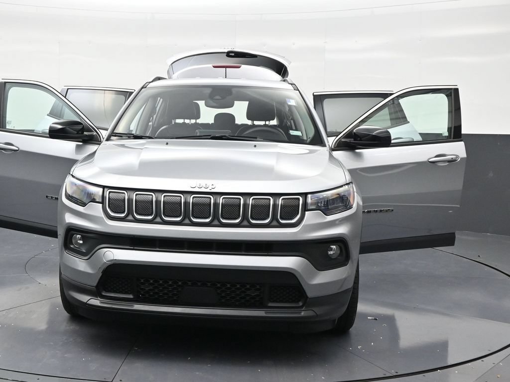Used 2022 Jeep Compass Latitude FWD image 34