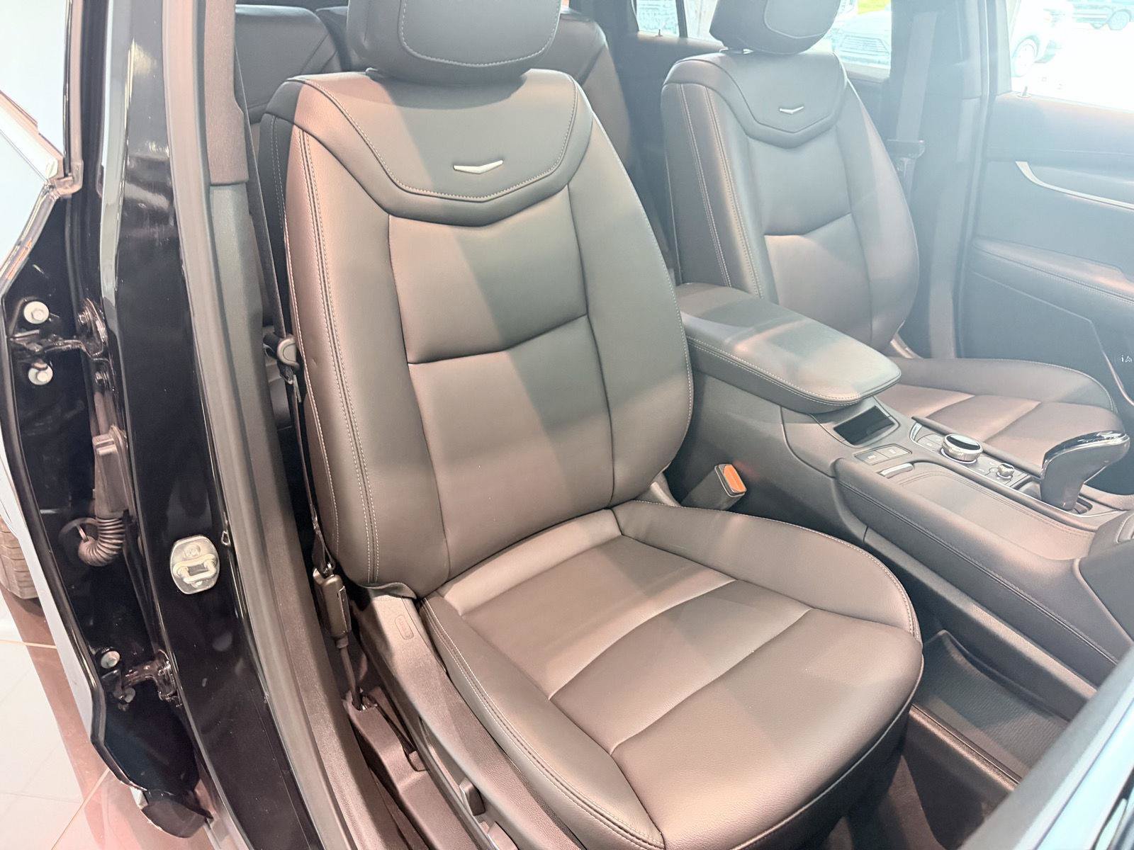Used 2024 Cadillac XT6 Luxury w/ LPO, Floor Liner Package AWD/4WD image 30