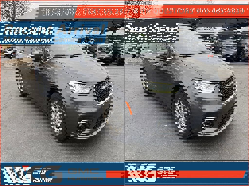 Used 2023 Chrysler Pacifica Touring-L image 1