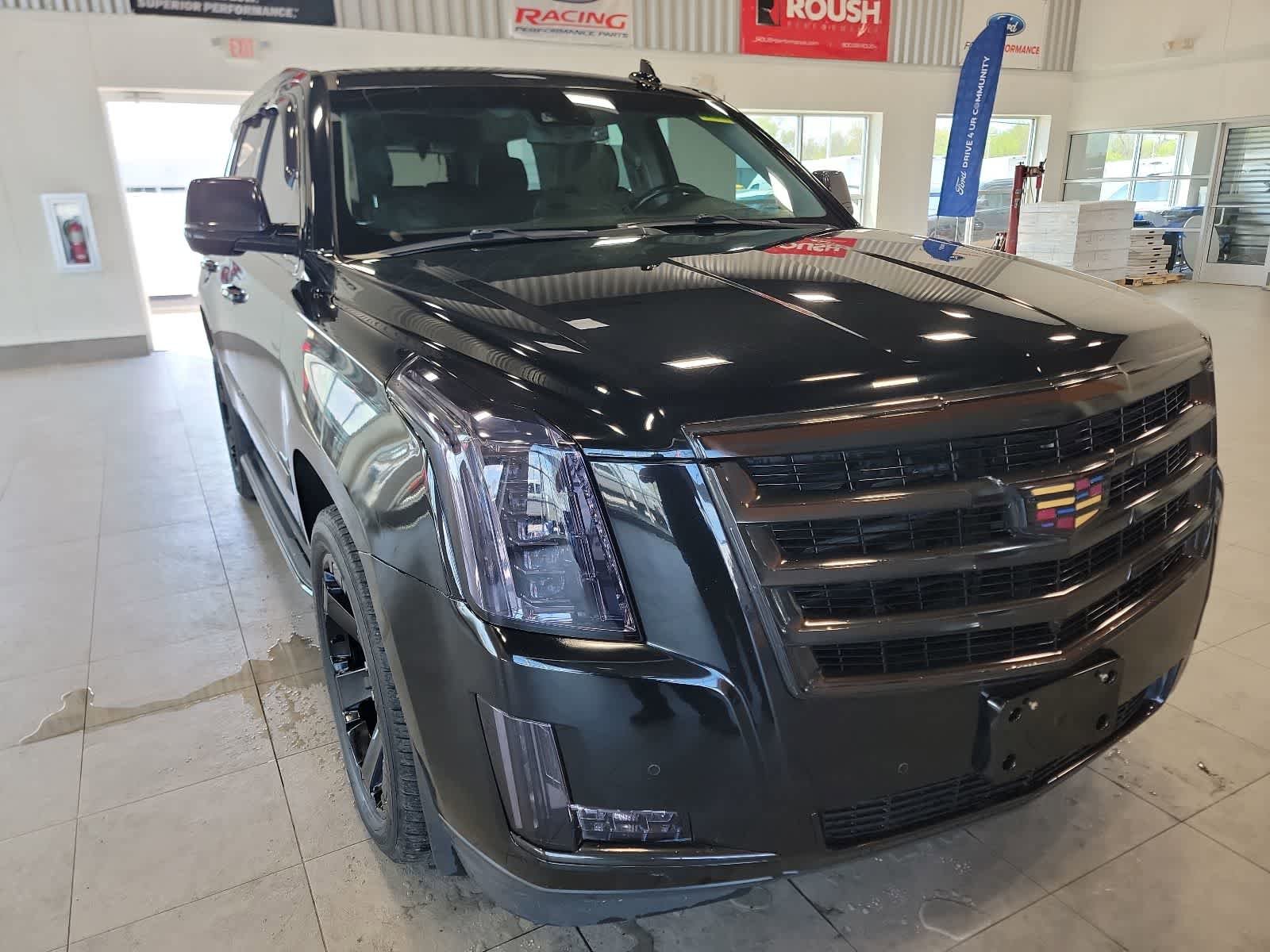 Used 2016 Cadillac Escalade Luxury AWD/4WD image 4