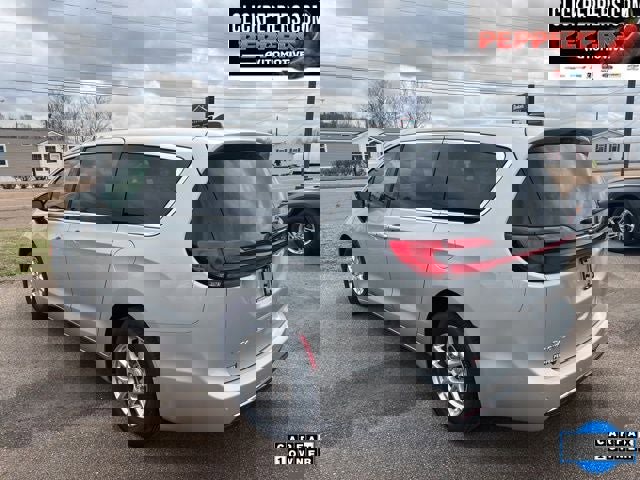 Used 2026 Chrysler Pacifica Select image 4