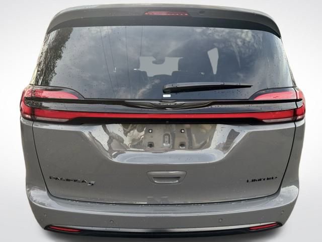 Used 2025 Chrysler Pacifica Limited image 5