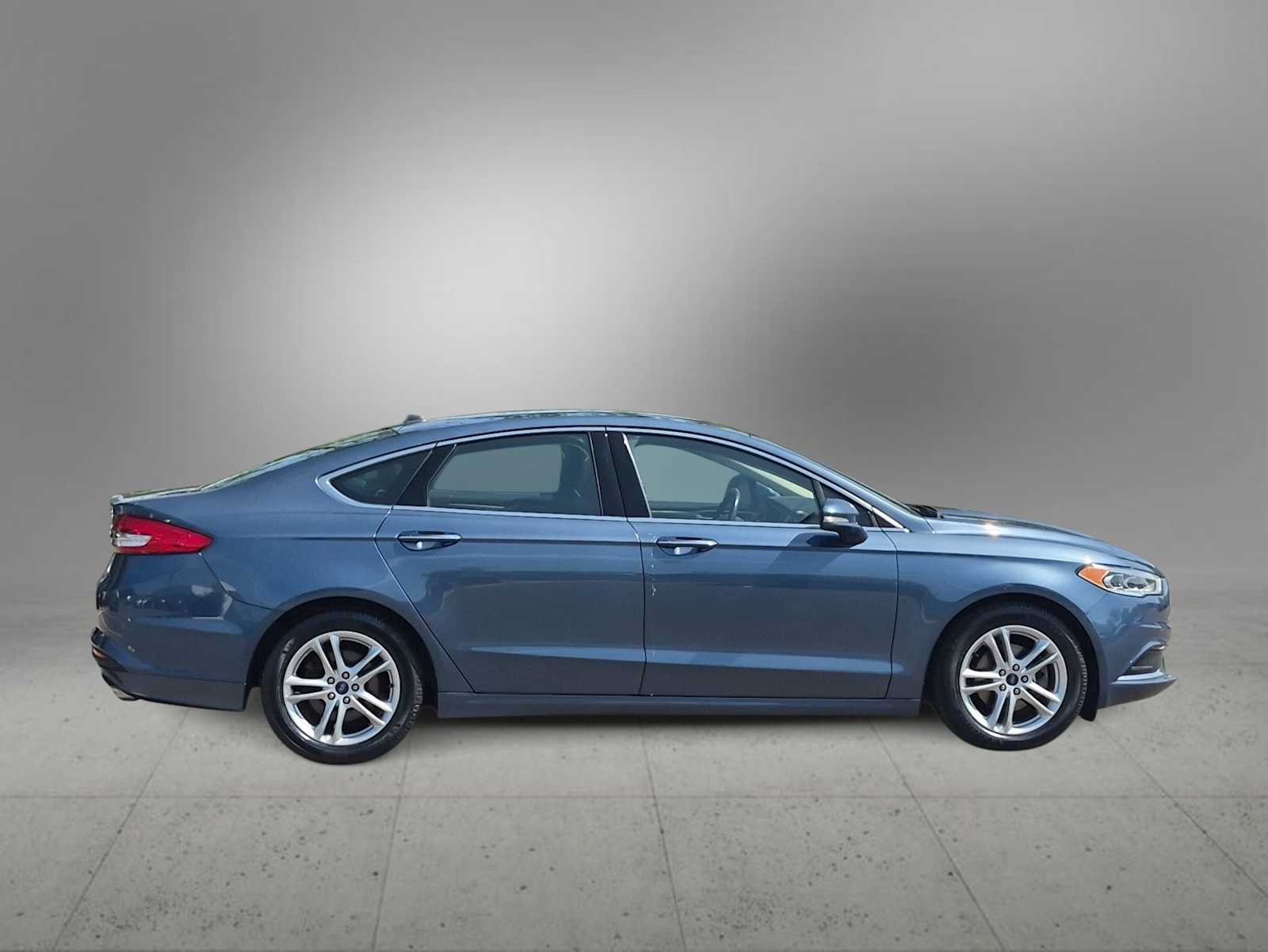 Used 2018 Ford Fusion SE w/ Fusion SE Technology Package FWD image 9
