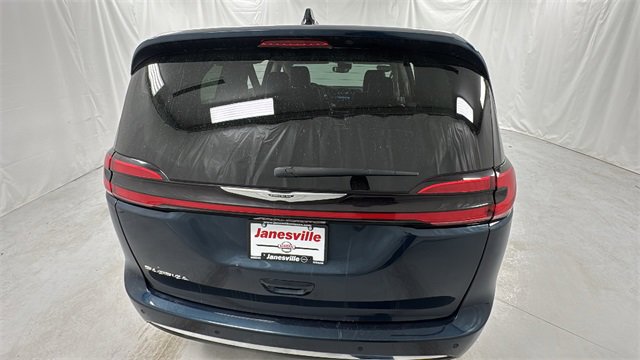 Used 2023 Chrysler Pacifica Touring-L image 4