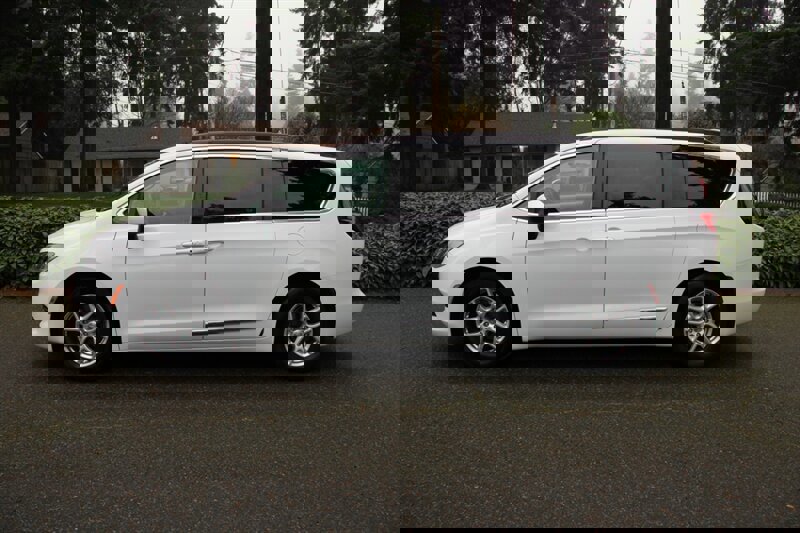 Used 2020 Chrysler Voyager Lxi image 13