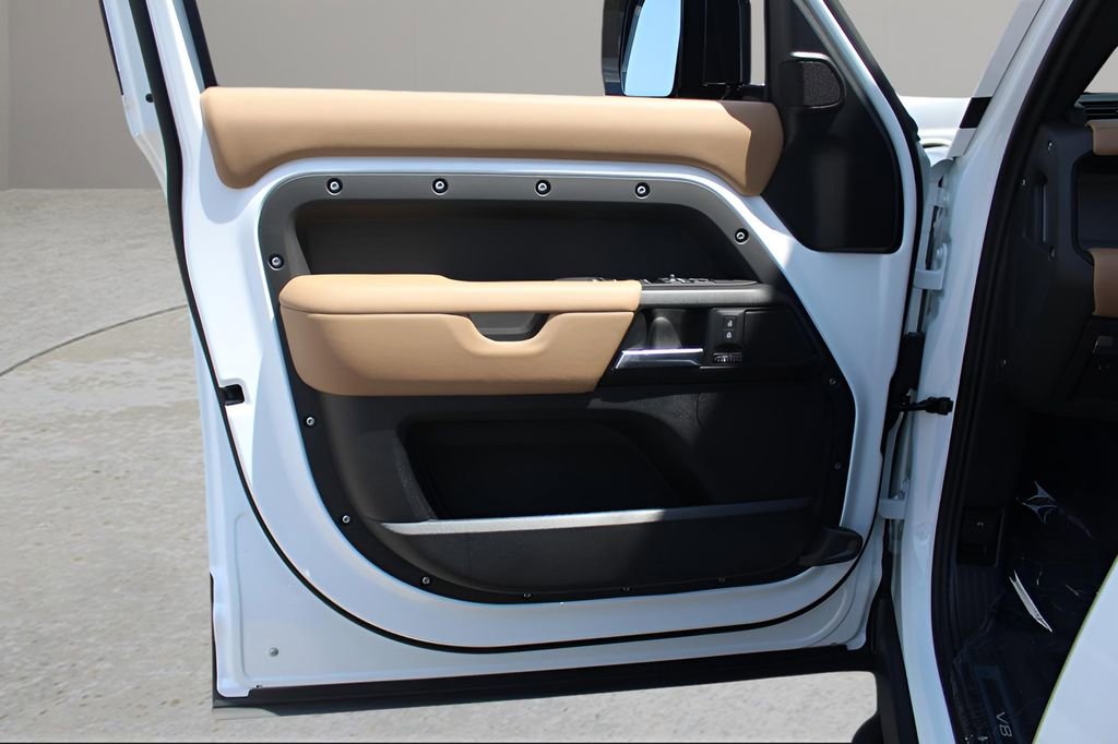 Used 2025 Land Rover Defender 110 V8 image 9