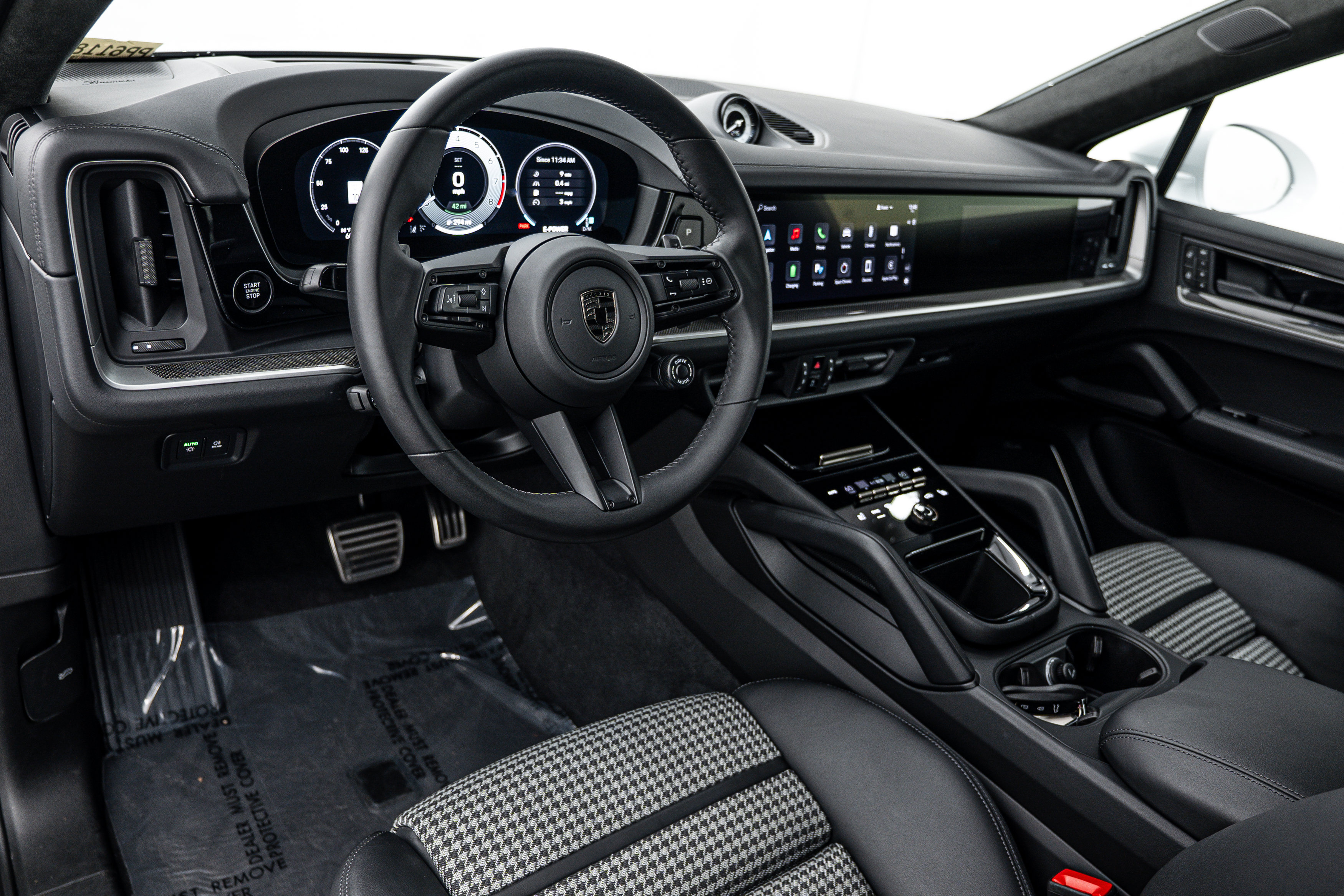 Certified 2025 Porsche Cayenne Turbo AWD/4WD image 4