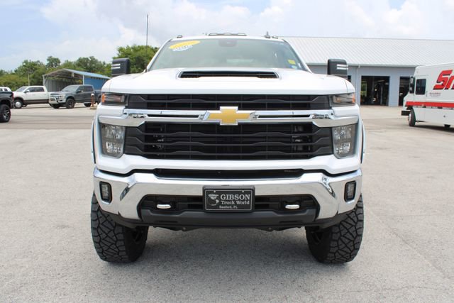 Used 2024 Chevrolet Silverado 2500 LT image 2