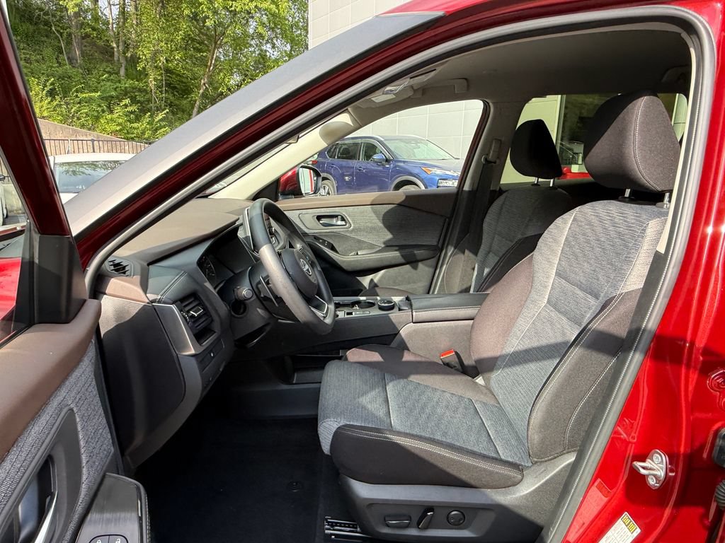 Used 2023 Nissan Rogue SV AWD/4WD image 16