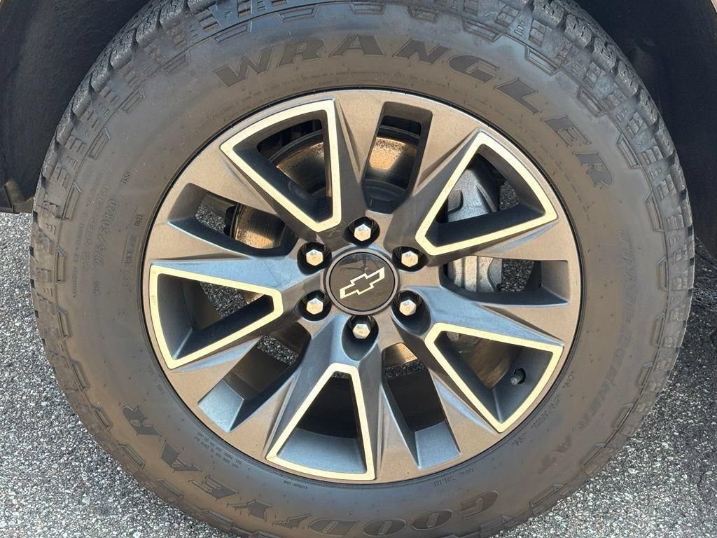 Used 2024 Chevrolet Suburban Z71 w/ Luxury Package AWD/4WD image 32