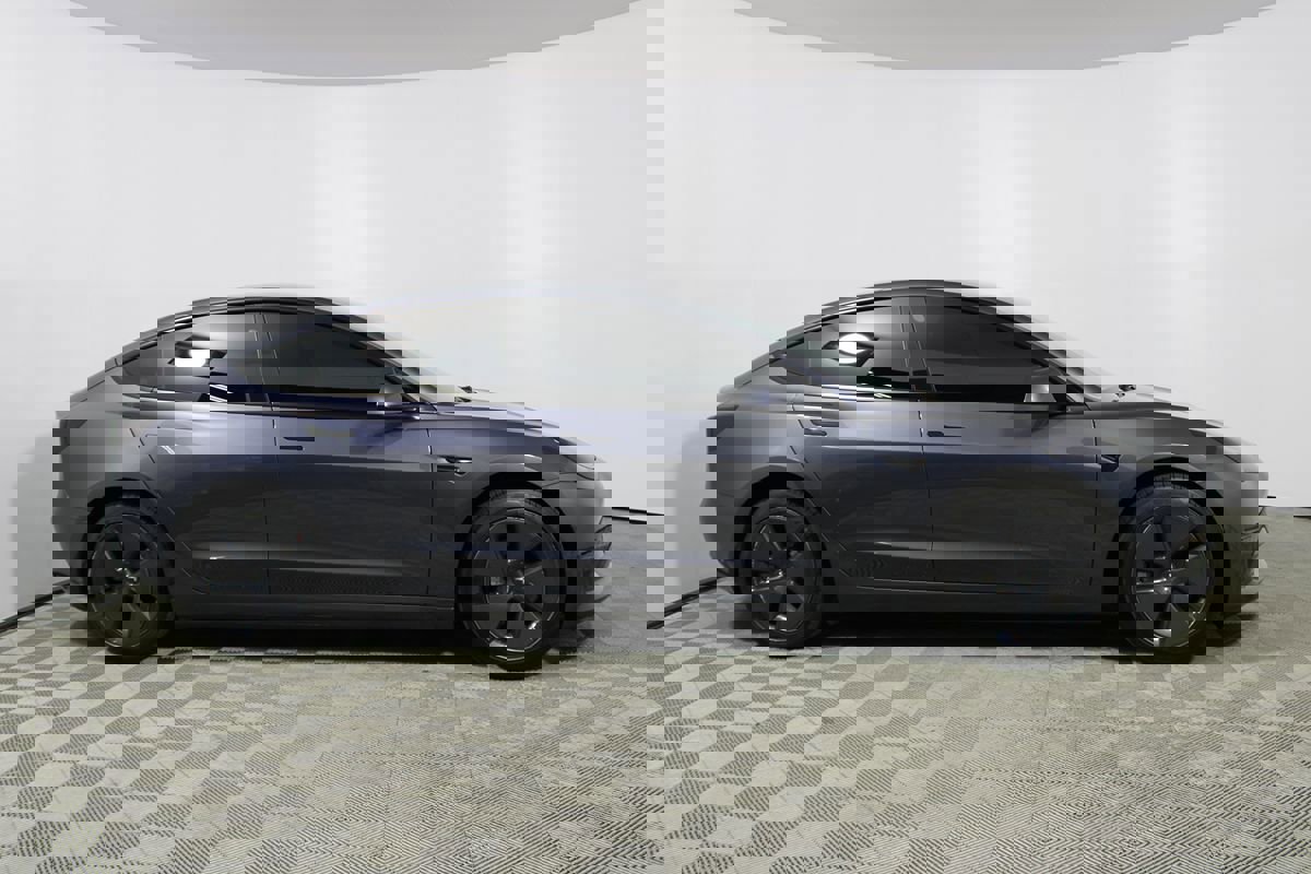 Used 2023 Tesla Model 3 Standard Range image 32
