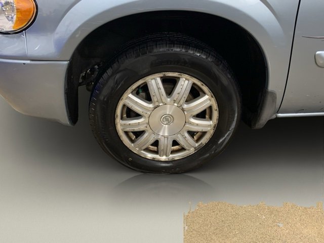 Used 2005 Chrysler Town & Country Touring image 28
