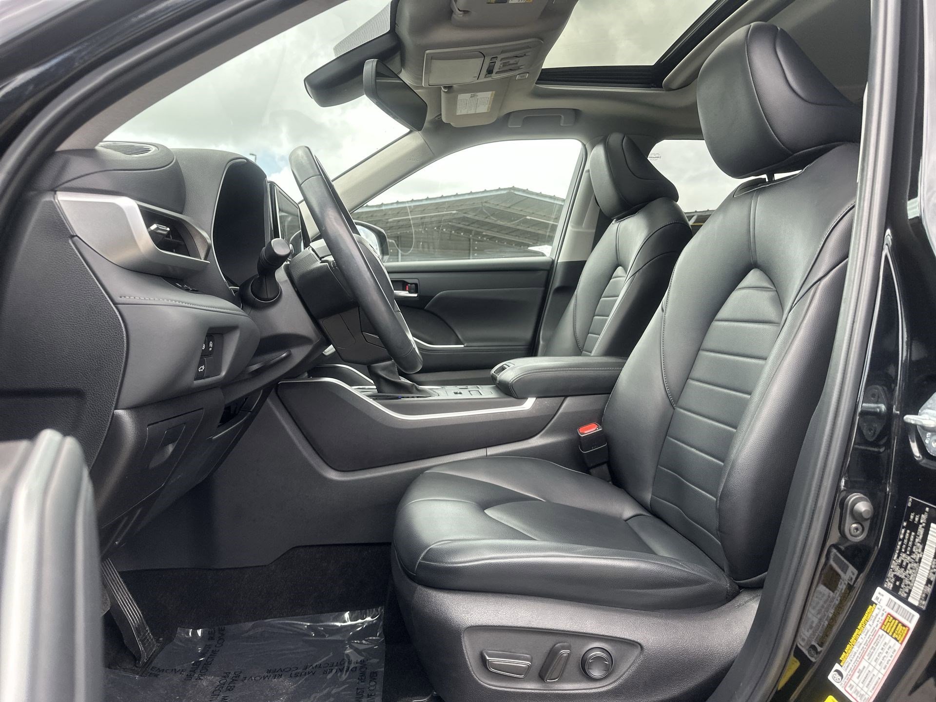 Used 2024 Toyota Highlander XLE AWD/4WD image 13